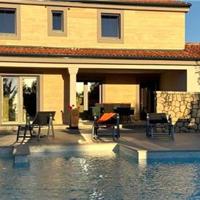 2 bedroom villa with heated pool & tennis court near Zadar, sleeps 4